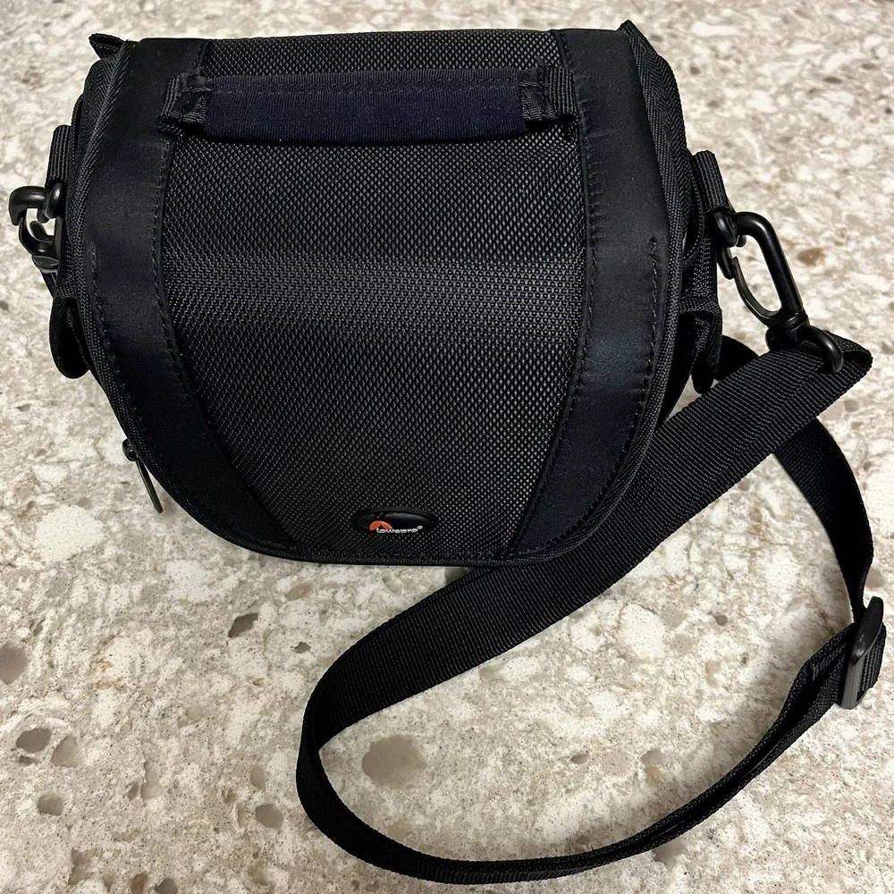 LowePro Edit 110 Black Camera Bag, Divider, Padded, Zipper, 5 Pockets
